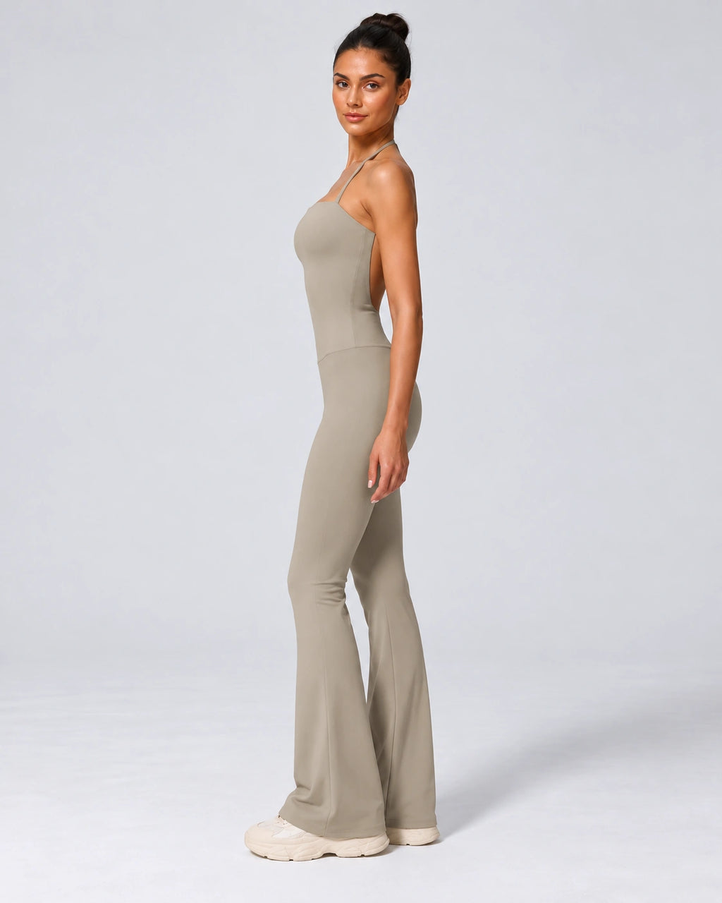 Halter Sport Jumpsuit Dames Flared met Wijde Pijpen, Beige, zijaanzicht, Pulsen Fit